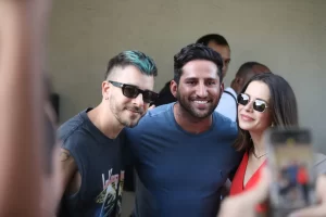 Sandy e Júnior desembarcam no Rio de Janeiro e atendem fãs no aeroporto