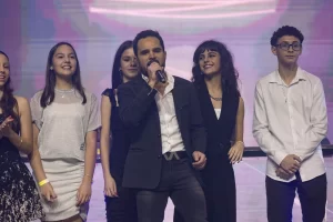 Luciano Camargo faz apresentação em sua igreja, em Alphaville