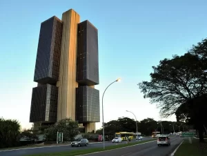 Relatório Focus: Selic sobe para 15% e mercado reduz previsão da inflação; dólar recua a R$ 5,72