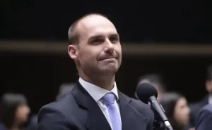 Radicalização no exílio: Eduardo Bolsonaro age dos EUA e amplia crise na direita brasileira