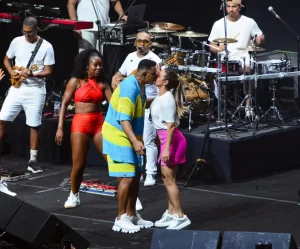 Carla Perez e Xanddy protagonizam momento apaixonado em show na Barra da Tijuca