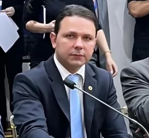 Eduardo Siqueira Campos anuncia Carlos Júnior como secretário-chefe de gabinete