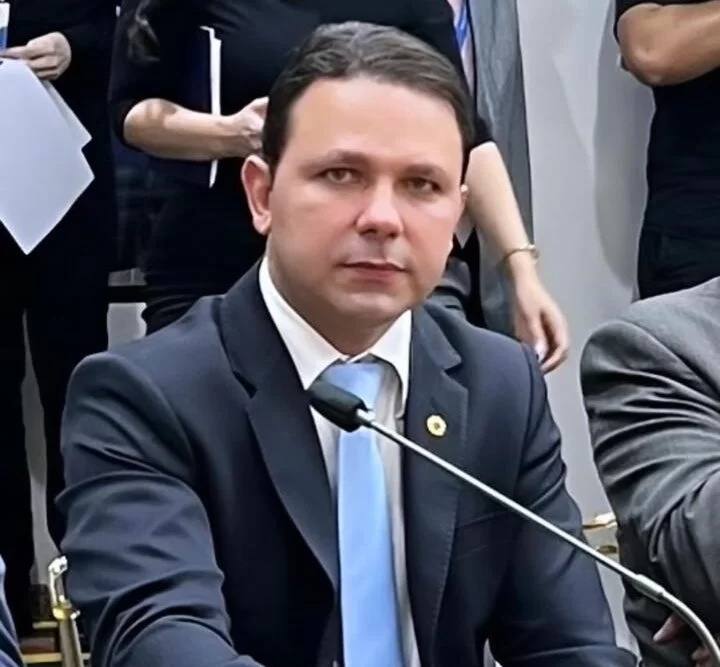 Eduardo Siqueira Campos anuncia Carlos Júnior como secretário-chefe de gabinete