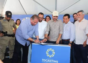 Eduardo Gomes anuncia R$ 5 milhões para estradas vicinais em Paranã durante cerimônia de obras escolares