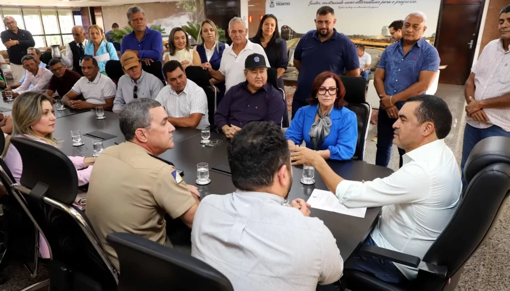 Governador Wanderlei Barbosa recebe prefeitos e produtores para discutir pavimentação da TO-239 com presença da desembargadora Etelvina