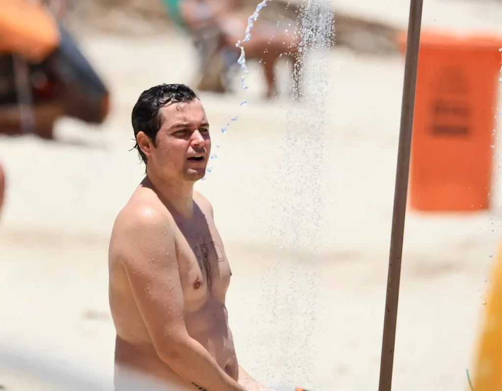 Cantor da eterna canção’Musa do Verão’ Felipe Dylon curte dia de praia no Rio