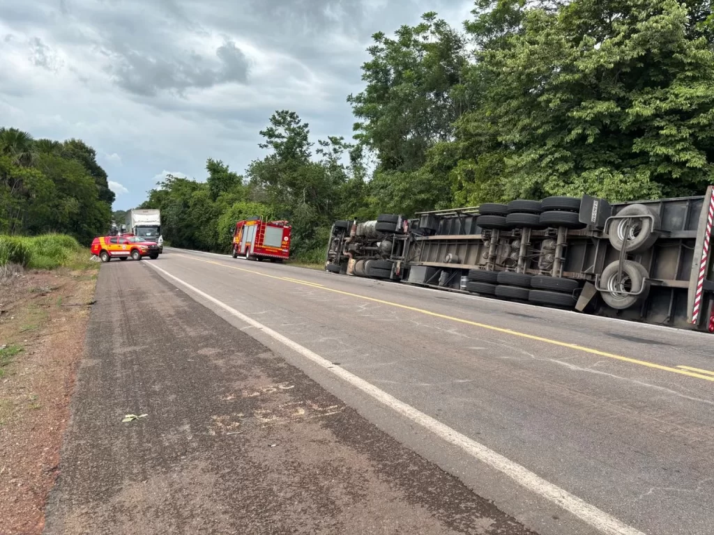 Caminhão tomba na BR-153 próximo a Guaraí; motorista é socorrido com dores abdominais