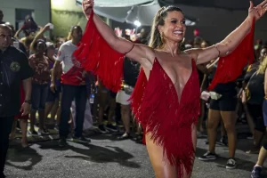 Carnaval: Com Samba no pé da Salgueiro na rua Flávia Alessandra mostra seu talento
