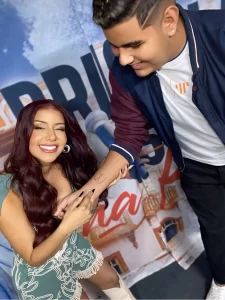 Fã que tatuou o nome de Priscila Senna reencontra a cantora e fotos viralizam novamente nas redes