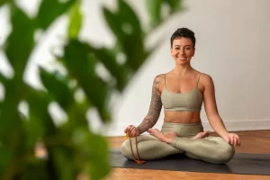Descubra o poder transformador da Yoga com Raquel Aquino