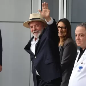 Lula tem alta hospitalar após procedimento no Sírio-Libanês e seguirá cuidados em São Paulo