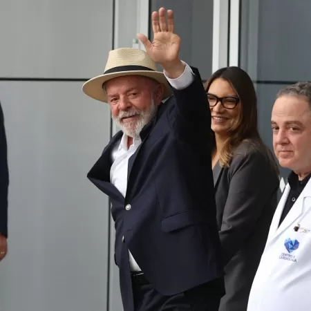 Lula tem alta hospitalar após procedimento no Sírio-Libanês e seguirá cuidados em São Paulo