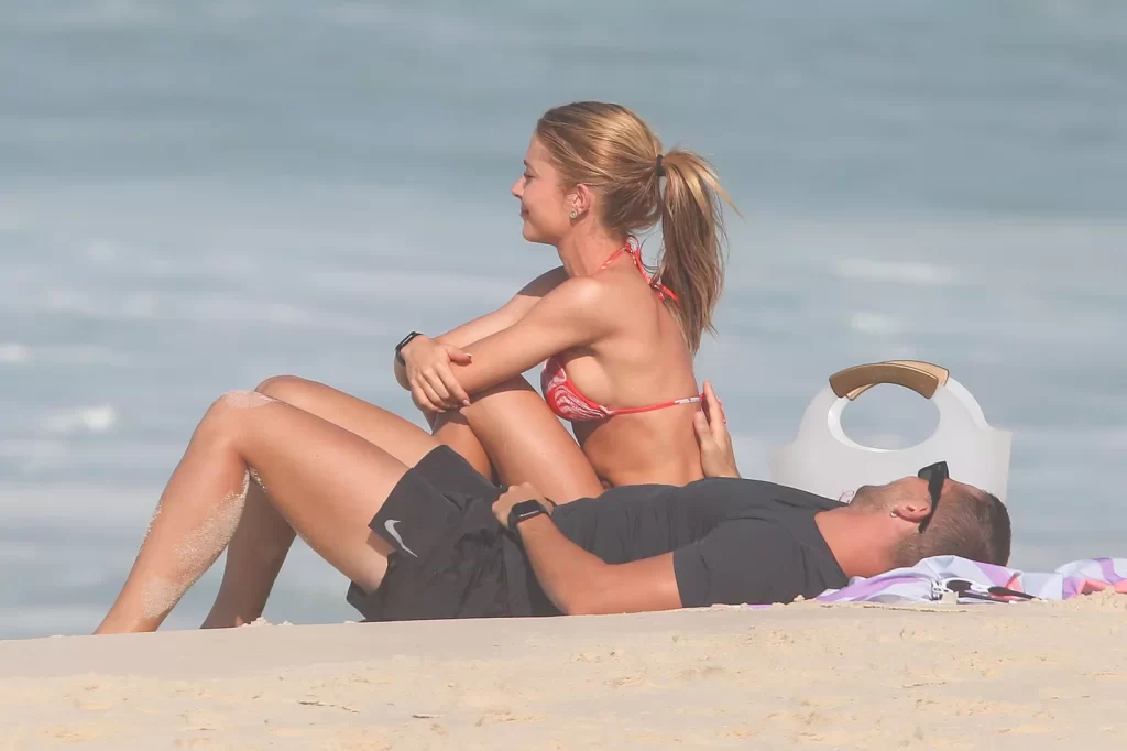 Romance à vista? Jade Picon e André Lamoglia trocam carinhos na praia da Barra da Tijuca