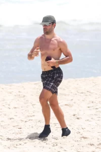 Kayky Brito retoma rotina de exercícios e corre na raia da Barra da Tijuca após recuperação