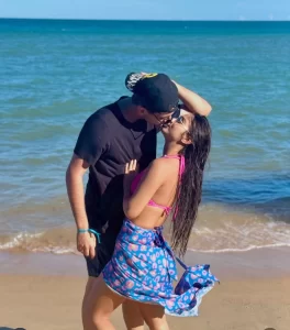 DJ Lelis Curte Momento Romântico na Praia do Espelho, Bahia