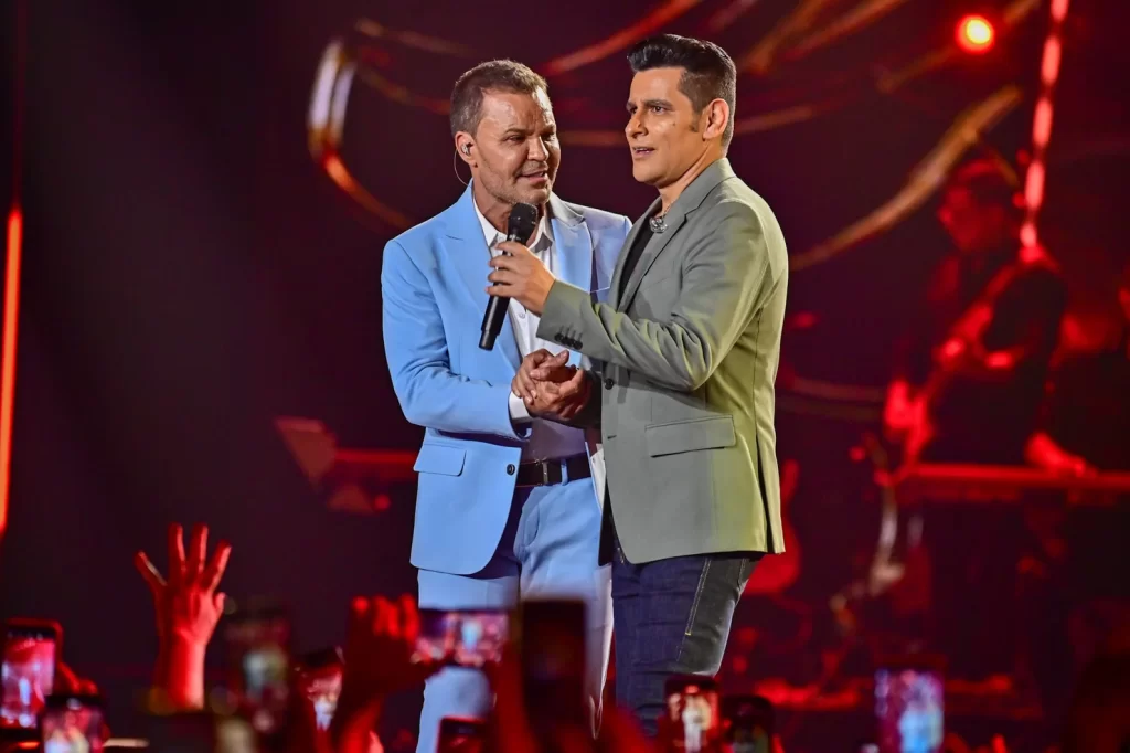 Eduardo Costa participa da gravação do DVD de 20 anos de carreira de Léo Magalhães em São Paulo