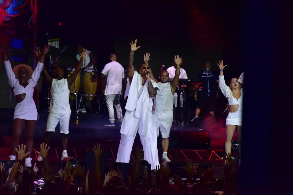 Léo Santana Agita o “Cruzeiro do Gigante” com Show Repleto de Energia