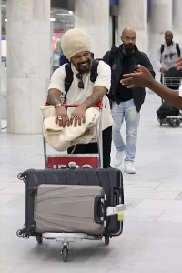 Giro da Fama: Marcelo Falcão é flagrado no aeroporto Santos Dumont, no RJ