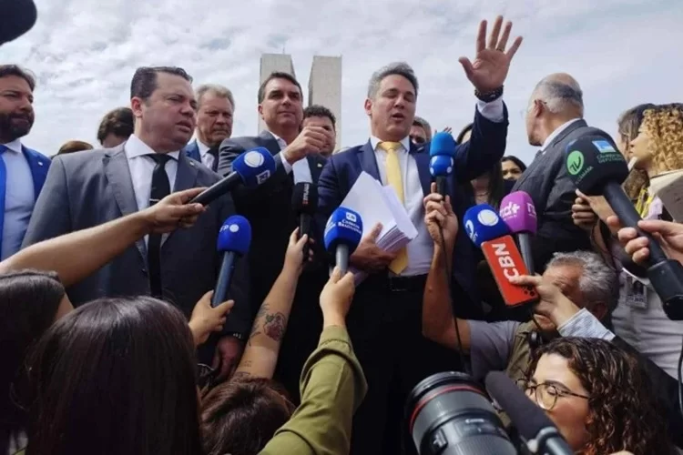 “Pacote da Paz”: Oposição faz coletiva em cima da rampa e desafia decisão de Moraes