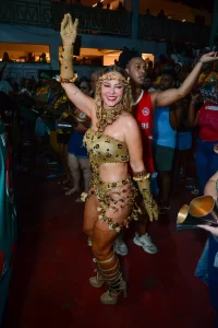 Paolla Oliveira Brilha e Samba no Ensaio da Acadêmicos do Grande Rio