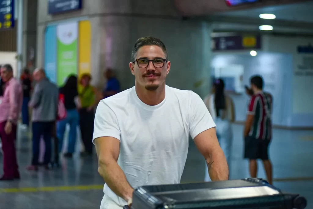 Rômulo Arantes Neto desembarca no Galeão após passagem por Cannes