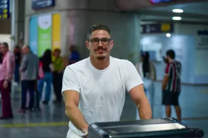 Rômulo Arantes Neto desembarca no Galeão após passagem por Cannes