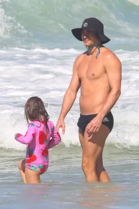 Na Joatinga, Rafa Vitti comove ao exibir paternidade ativa com Clara Maria