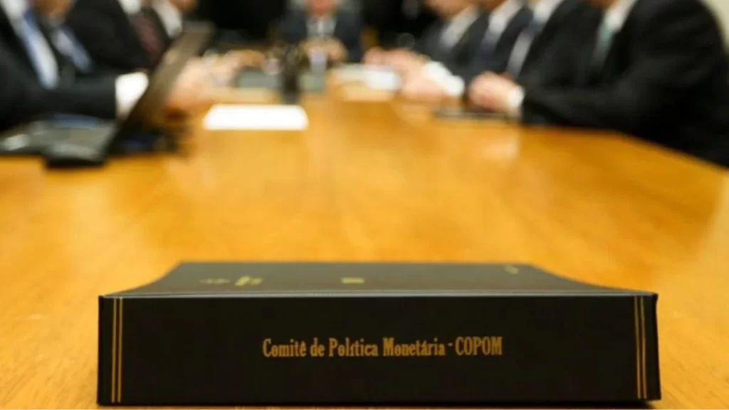 DT Economia: Copom realiza primeira reunião do ano e mantém trajetória de cortes na Selic