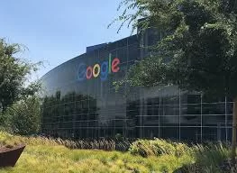 Comissão Europeia mira Google, Meta e Apple com novas sanções por abuso de poder digital