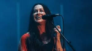 Alanis Morissette revela presente generoso de Madonna após encontro descontraído