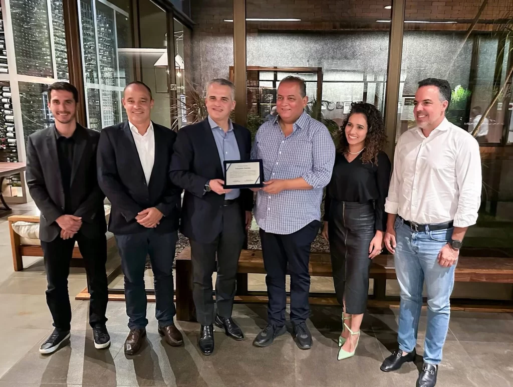 Vice-presidente do Senado, Eduardo Gomes é homenageado em Brasília por representantes do setor elétrico