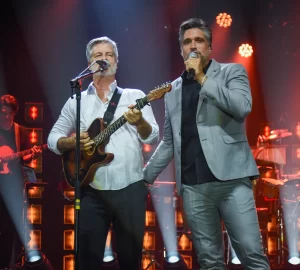 Victor & Leo lotam Villa Country em noite de nostalgia e emoção