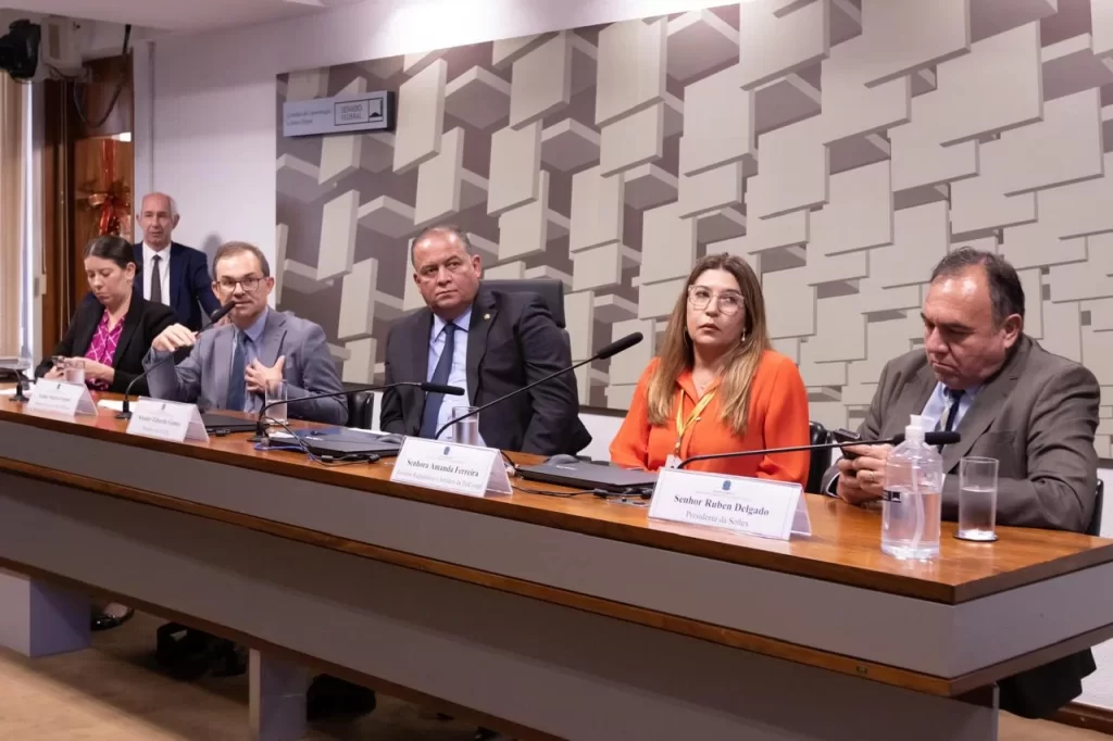 Senador Eduardo Gomes lidera articulação brasileira para o Mobile World Congress 2024