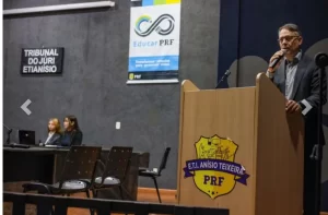 Alunos encenam júri simulado sobre acidentes de trânsito e promovem conscientização