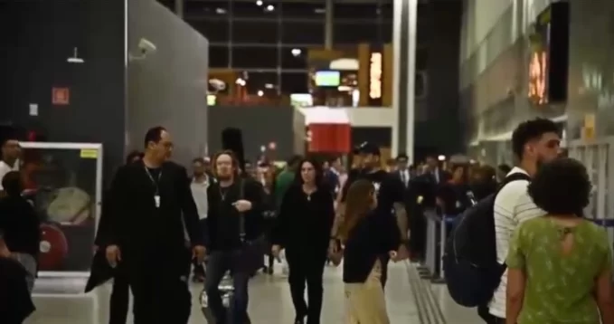 Segurança de Adrian Smith, do Iron Maiden, intimida fotógrafo no aeroporto de Guarulhos