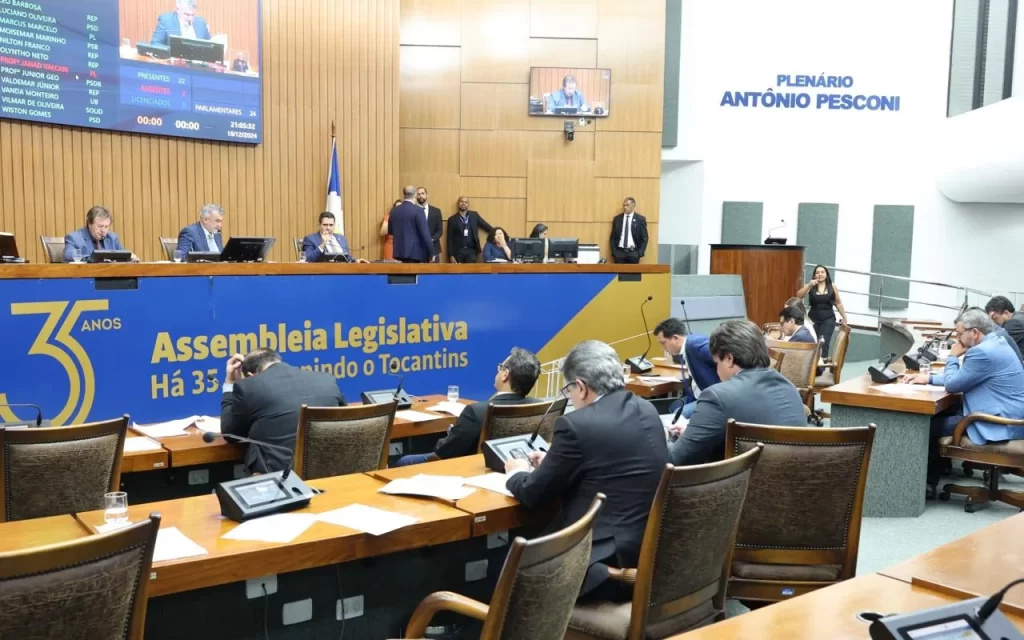 Deputados encerram ano legislativo com aprovação de 118 projetos em sessão histórica