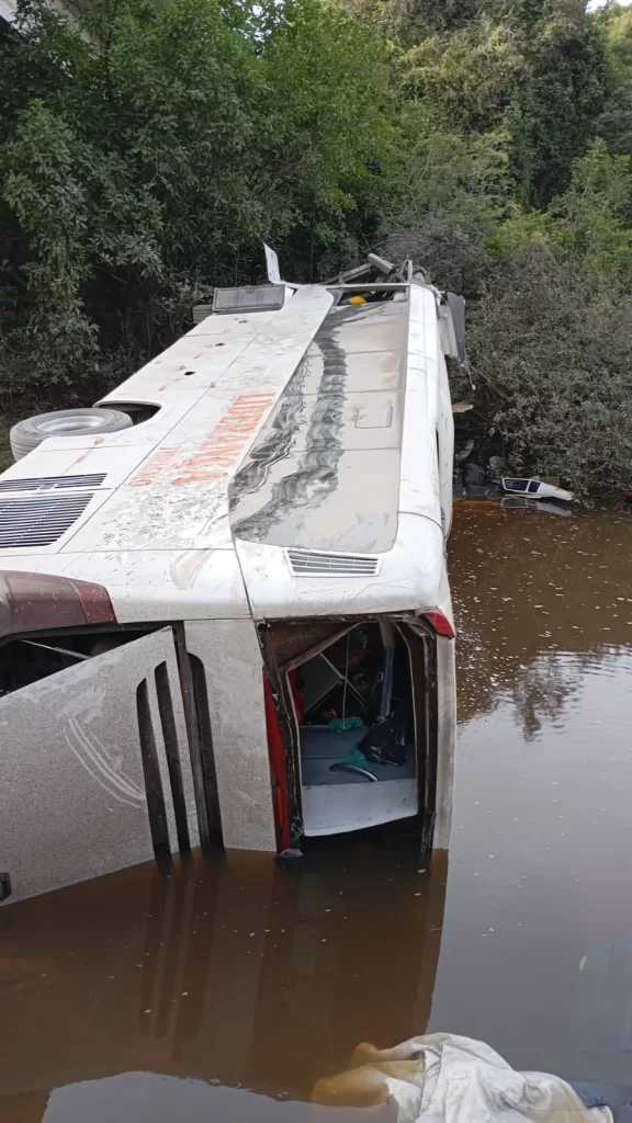 Grave acidente com ônibus deixa três mortos e dois feridos em rodovia estadual