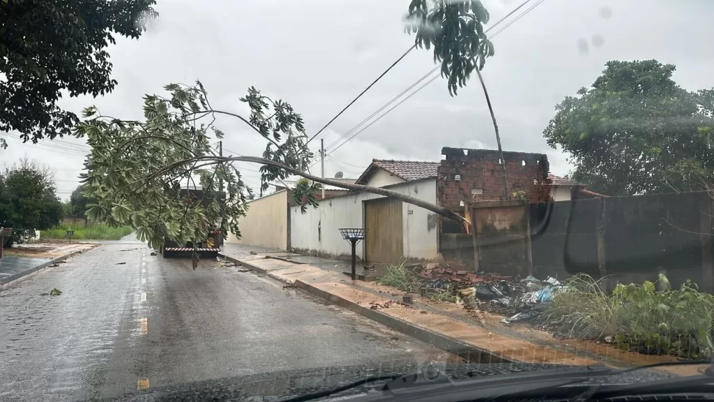 Chuva intensa provoca alagamentos e transtornos em Colinas do Tocantins