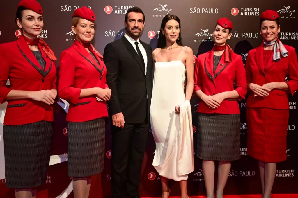 Astros de séries turcas participam de jantar exclusivo com famosas brasileiras no Palácio Tangará