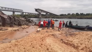 Corpo de motorista do caminhão com ácido sulfúrico é recuperado no acidente da Ponte JK