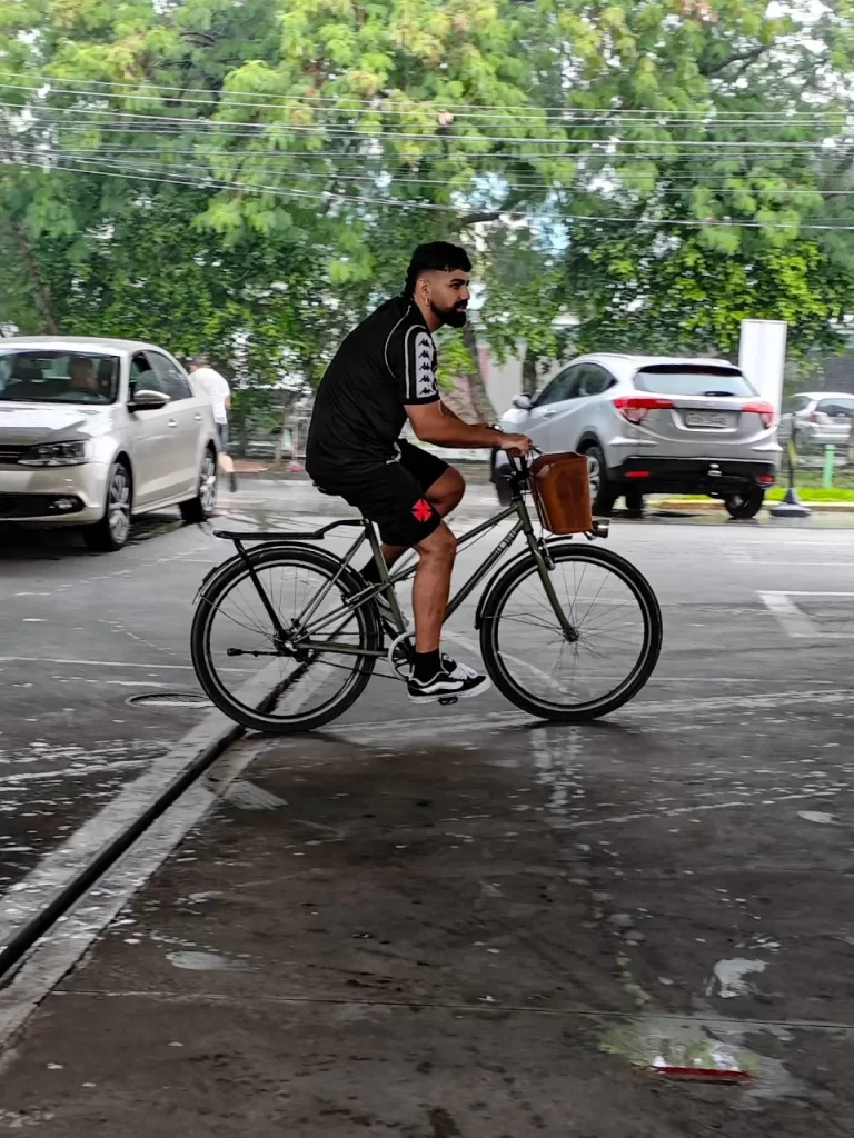 Dilsinho se Abriga da Chuva em um Posto de Gasolina na Barra da Tijuca