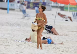 Andrea Beltrão é flagrada curtindo praia na zona sul do Rio de Janeiro