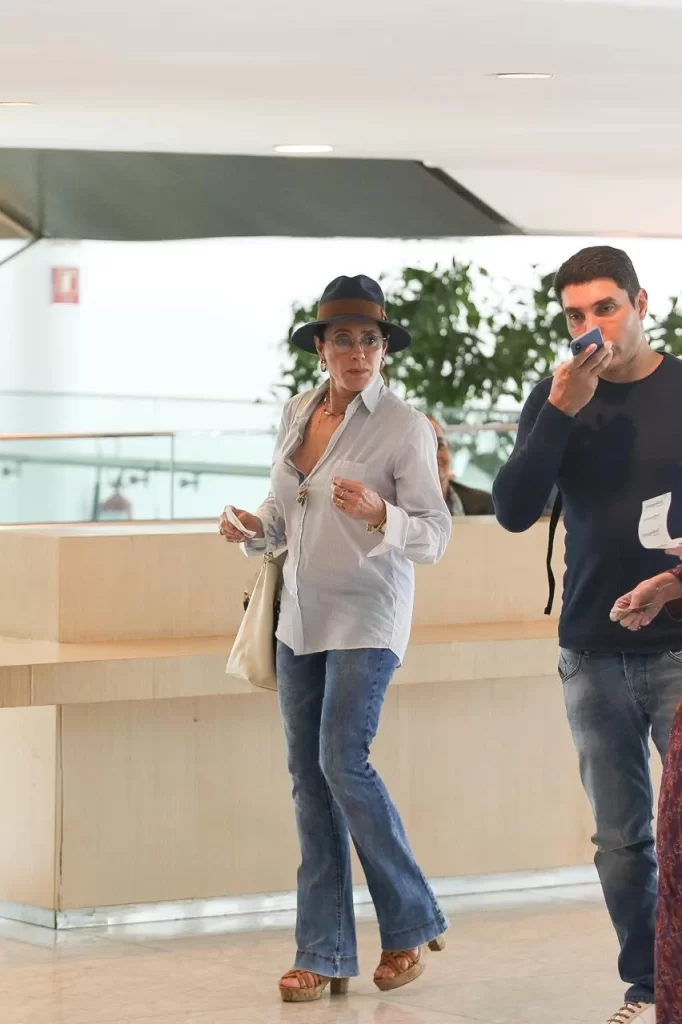 Christiane Torloni esbanja estilo e simpatia em passeio por shopping na Barra da Tijuca