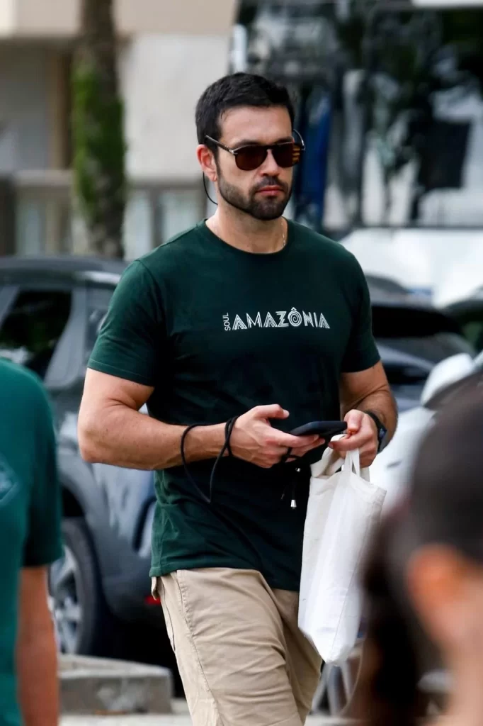 Sérgio Marone curte dia de sol na orla de Ipanema e exibe boa forma