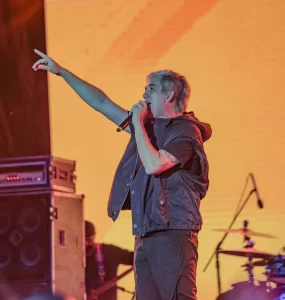 Jota Quest encerra a primeira noite do cruzeiro do Roupa Nova com energia contagiante