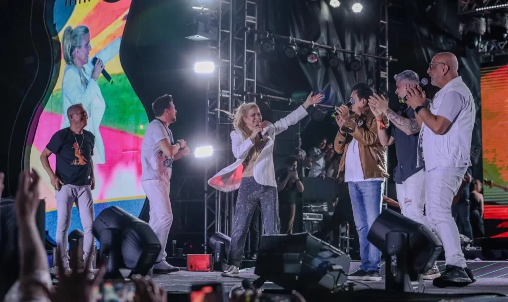 Paula Toller e Roupa Nova emocionam público na primeira noite do cruzeiro da banda sob forte chuva
