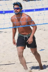 Rodrigo Simas mostra habilidade no futevôlei na praia da Barra da Tijuca