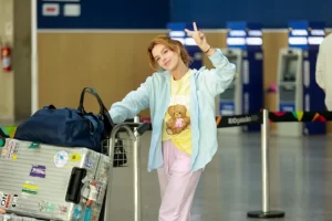 Giovanna Lancellotti desembarca no Galeão após férias em Fernando de Noronha