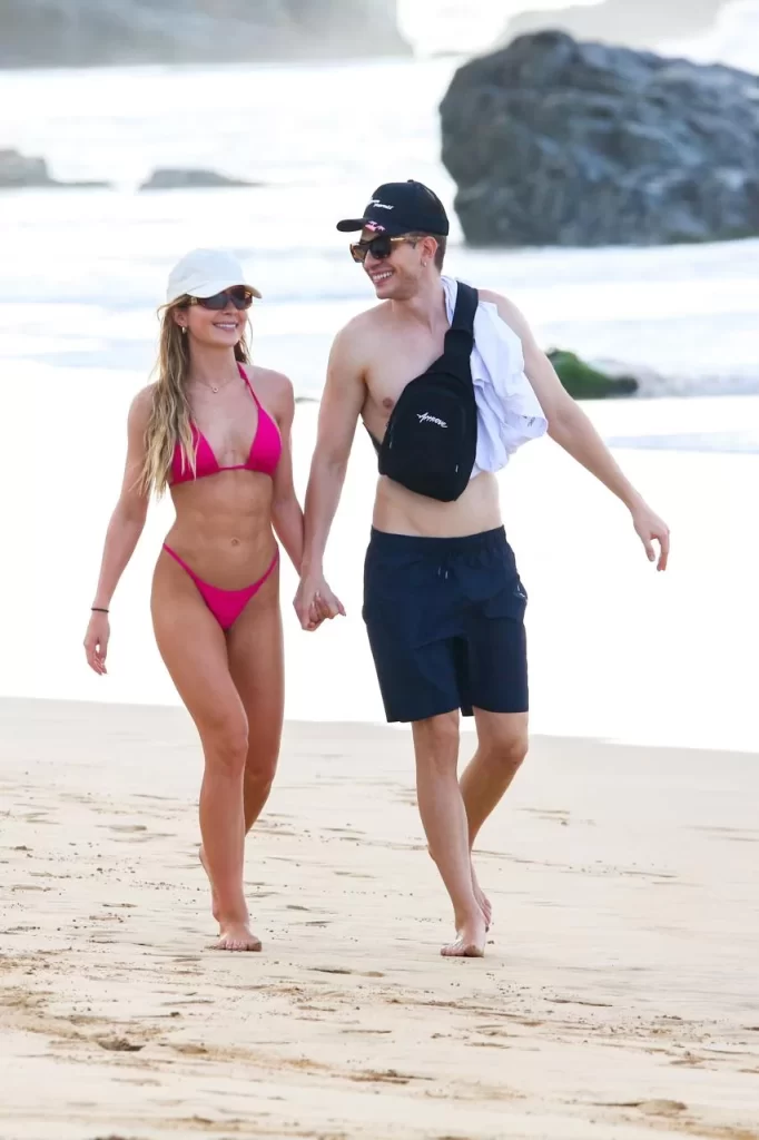 Jade Picon e Leo Picon na Praia da Conceição em Fernando de Noronha