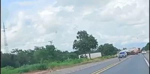 Colisão entre caminhões deixa dois feridos na BR-153, em Colinas/TO